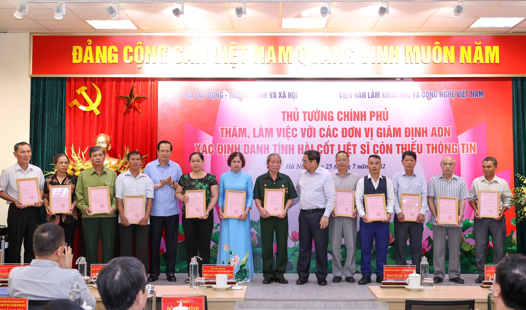 Thủ tướng: Hàng trăm nghìn liệt sĩ chưa xác định được thông tin là hàng triệu nỗi đau, trăn trở của những người còn sống - Ảnh 6. Thủ tướng: Hàng trăm nghìn liệt sĩ chưa xác định được thông tin là hàng triệu nỗi đau, trăn trở của những người còn sống - Ảnh 6.