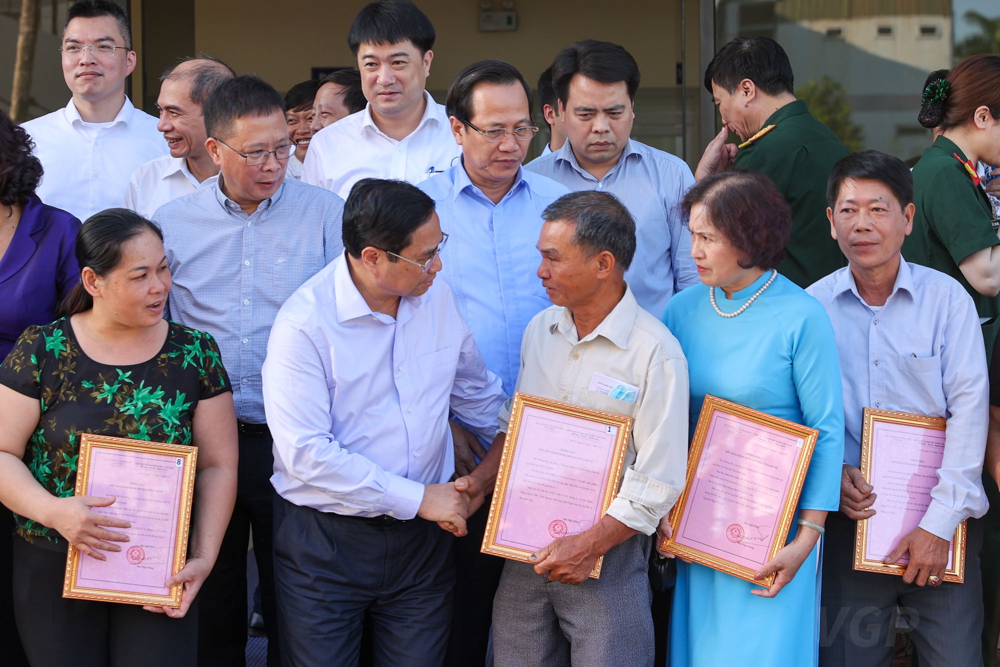 Thủ tướng: Hàng trăm nghìn liệt sĩ chưa xác định được thông tin là hàng triệu nỗi đau, trăn trở của những người còn sống - Ảnh 8. Thủ tướng: Hàng trăm nghìn liệt sĩ chưa xác định được thông tin là hàng triệu nỗi đau, trăn trở của những người còn sống - Ảnh 8.