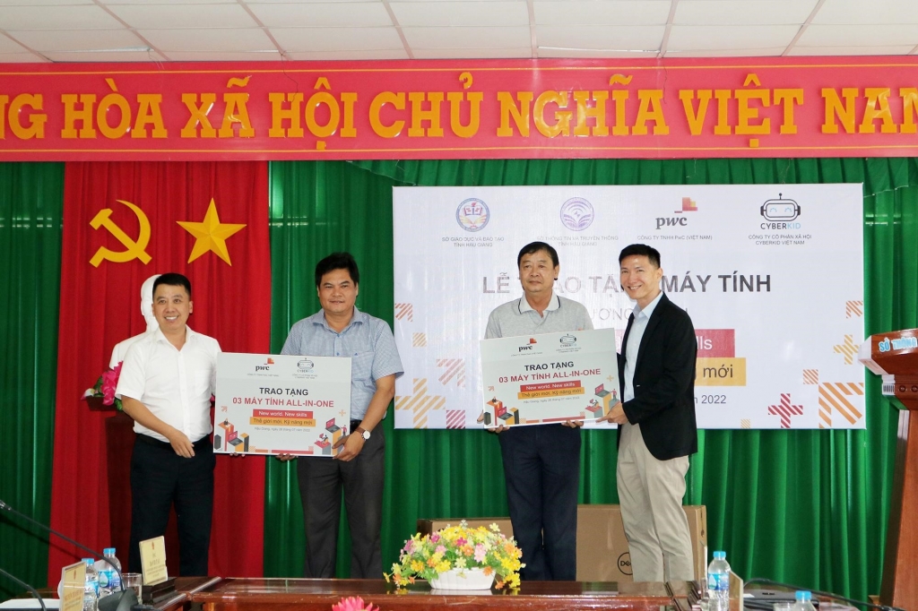 Mở rộng cơ hội tiếp cận công nghệ cho giáo viên và học sinh Mở rộng cơ hội tiếp cận công nghệ cho giáo viên và học sinh