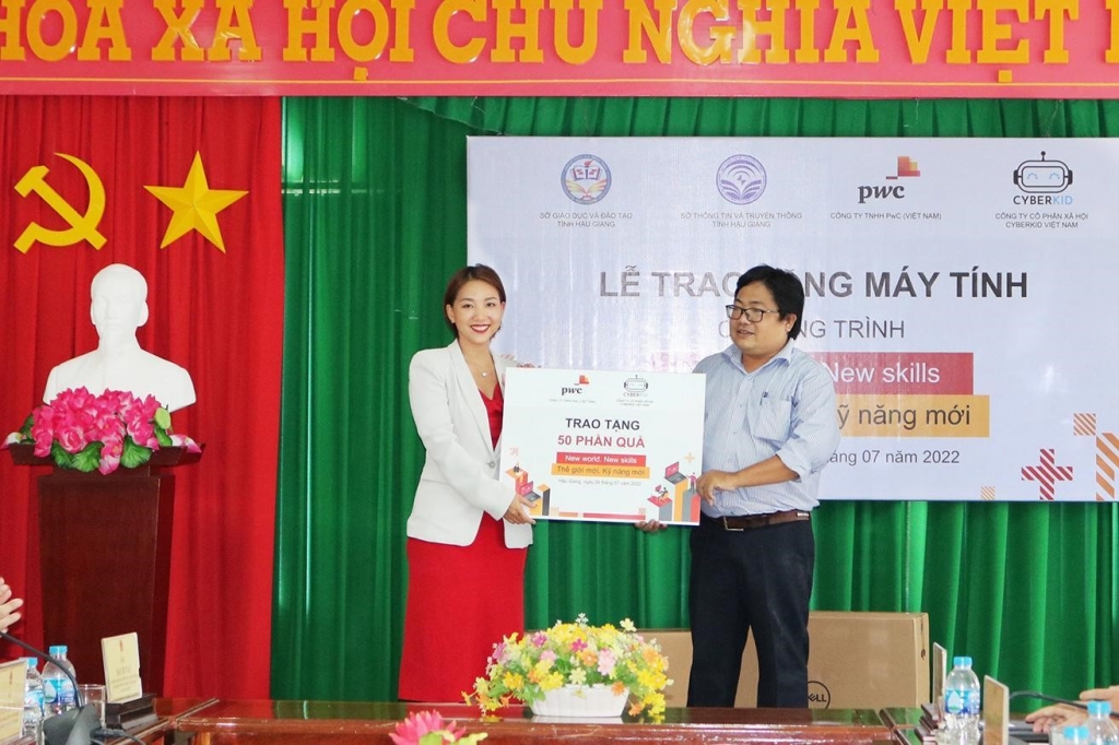 Mở rộng cơ hội tiếp cận công nghệ cho giáo viên và học sinh Mở rộng cơ hội tiếp cận công nghệ cho giáo viên và học sinh