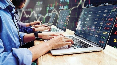 Ngành ngân hàng, chứng khoán cần gấp giải pháp “Giấy đi đường”