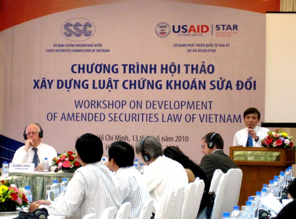 Dấu mốc xây dựng khung pháp lý, phát triển ngành chứng khoán Việt Nam