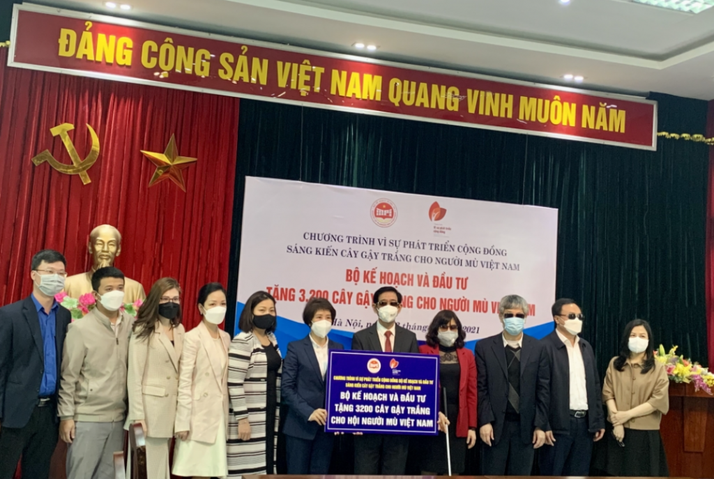 Cây gậy trắng khơi dậy sự chia sẻ của toàn xã hội đối với cộng đồng người khiếm thị