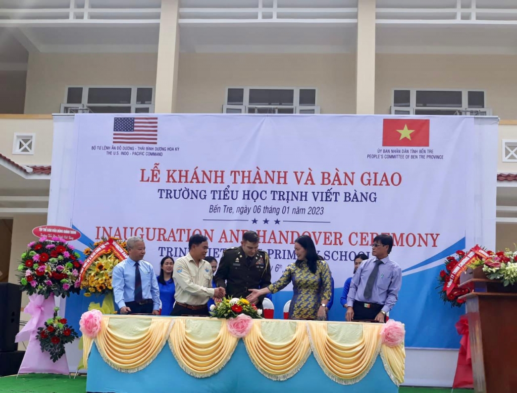 Phái đoàn Ngoại giao Hoa Kỳ tại Việt Nam xây tặng trường tiểu học cho tỉnh Bến Tre Phái đoàn Ngoại giao Hoa Kỳ tại Việt Nam xây tặng trường tiểu học cho tỉnh Bến Tre
