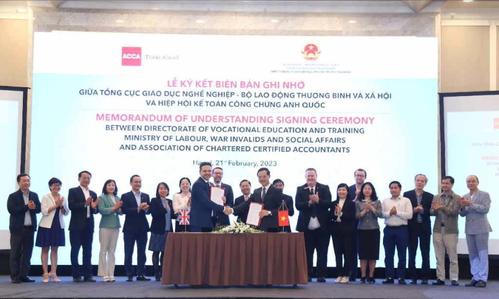 Thúc đẩy hợp tác trong giáo dục nghề nghiệp giữa Vương quốc Anh và Việt Nam Thúc đẩy hợp tác trong giáo dục nghề nghiệp giữa Vương quốc Anh và Việt Nam