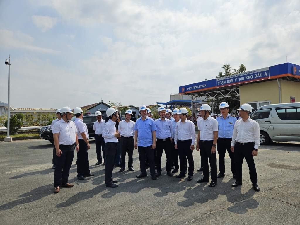 Đảm bảo các giải pháp ổn định nguồn cung ứng điện và xăng dầu trên cả nước Đảm bảo các giải pháp ổn định nguồn cung ứng điện và xăng dầu trên cả nước
