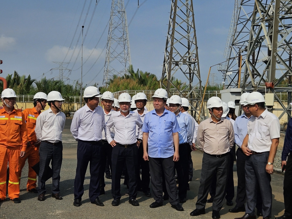 Đảm bảo các giải pháp ổn định nguồn cung ứng điện và xăng dầu trên cả nước Đảm bảo các giải pháp ổn định nguồn cung ứng điện và xăng dầu trên cả nước