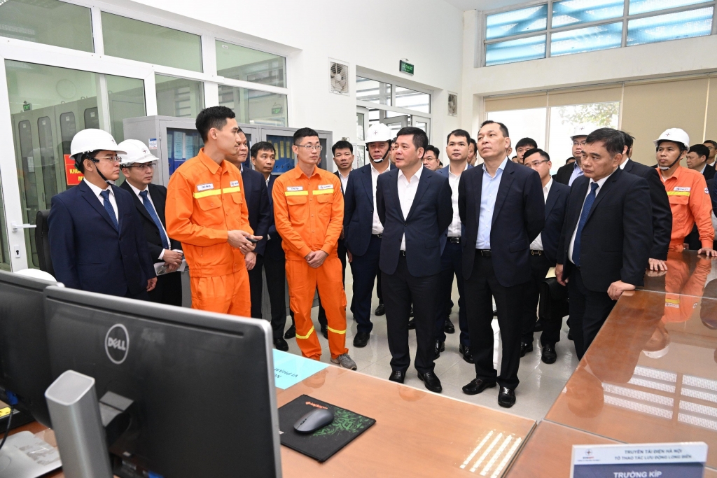 Đảm bảo các giải pháp ổn định nguồn cung ứng điện và xăng dầu trên cả nước Đảm bảo các giải pháp ổn định nguồn cung ứng điện và xăng dầu trên cả nước