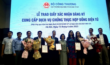 Trao Giấy xác nhận đăng ký cung cấp dịch vụ chứng thực hợp đồng điện tử cho doanh nghiệp đủ điều kiện