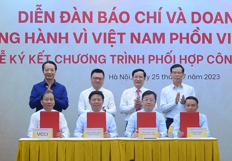 Báo chí và Doanh nghiệp cùng đồng hành vì đất nước phồn vinh, hạnh phúc Báo chí và Doanh nghiệp cùng đồng hành vì đất nước phồn vinh, hạnh phúc