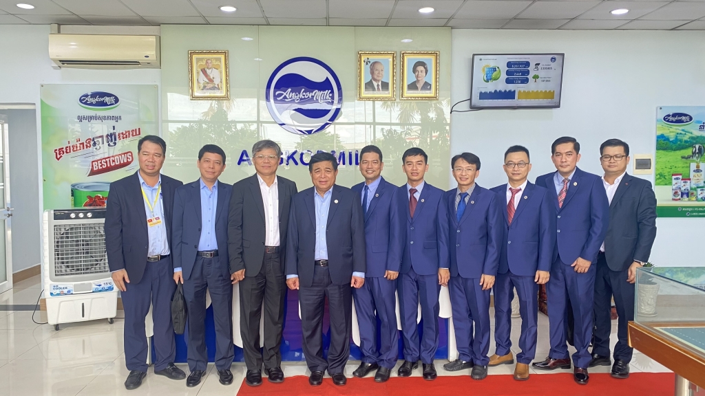 Nhiều hoạt động của Bộ trưởng Bộ Kế hoạch và Đầu tư Nguyễn Chí Dũng tại Lào và Campuchia nhằm thúc đẩy hợp tác, tháo gỡ khó khăn cho doanh nghiệp Nhiều hoạt động của Bộ trưởng Bộ Kế hoạch và Đầu tư Nguyễn Chí Dũng tại Lào và Campuchia nhằm thúc đẩy hợp tác, tháo gỡ khó khăn cho doanh nghiệp