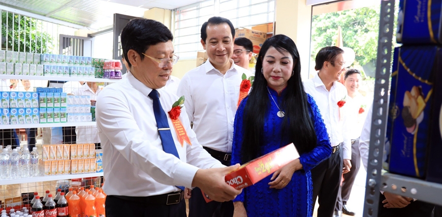Khánh thành Khu thiết chế văn hóa, thể thao Làng văn hóa kiểu mẫu đầu tiên của Vĩnh Phúc Khánh thành Khu thiết chế văn hóa, thể thao Làng văn hóa kiểu mẫu đầu tiên của Vĩnh Phúc