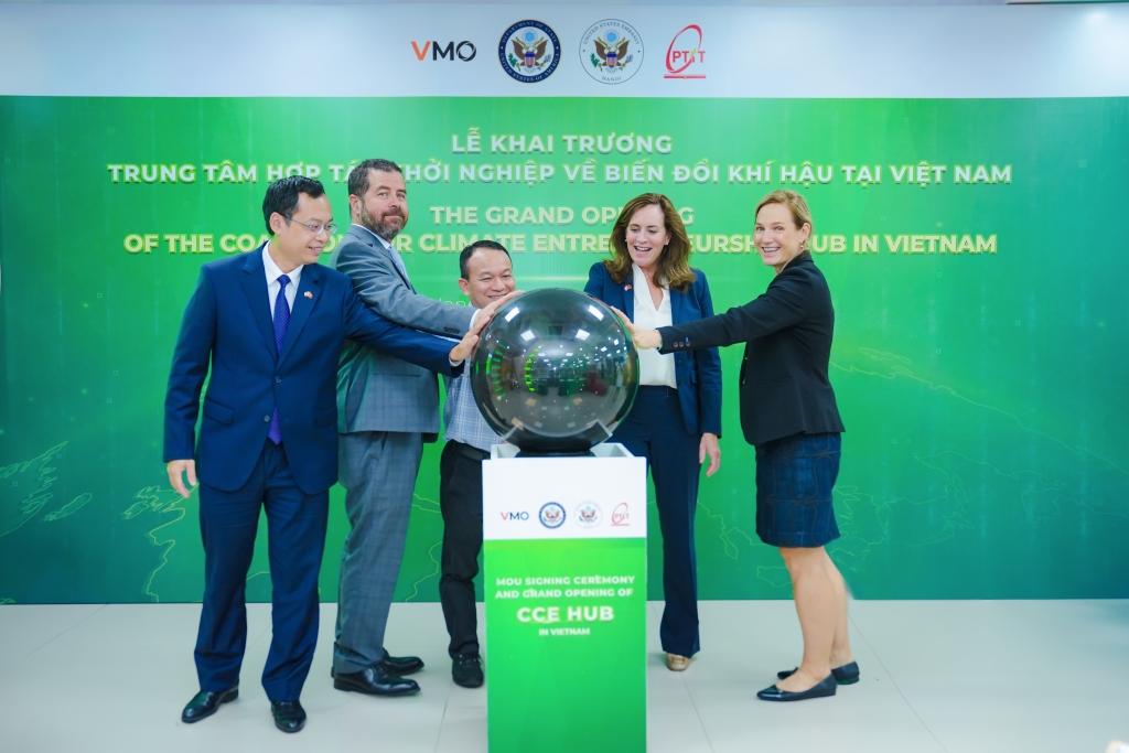 Ký MOU hợp tác khai trương Trung tâm Hợp tác Khởi nghiệp về Biến đổi Khí hậu (CCE Hub)
