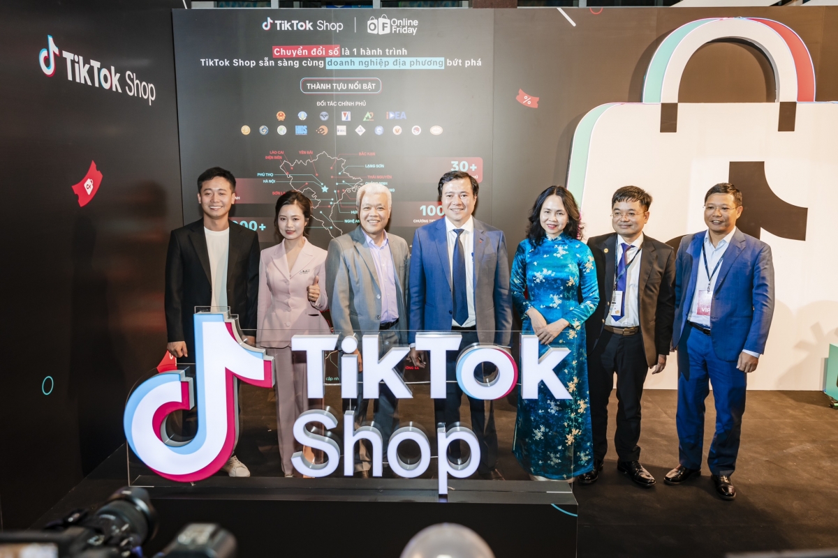 Khai mạc Chương trình Ngày mua sắm trực tuyến Việt Nam Online Friday 2024: Bước tiến mạnh mẽ của hàng Việt trong kỷ nguyên thương mại điện tử Khai mạc Chương trình Ngày mua sắm trực tuyến Việt Nam Online Friday 2024: Bước tiến mạnh mẽ của hàng Việt trong kỷ nguyên thương mại điện tử