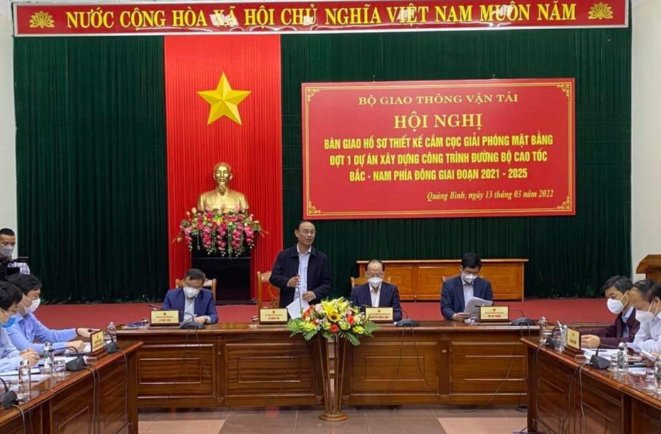 Bàn giao hồ sơ cắm cọc giải phóng mặt bằng cao tốc Bắc - Nam giai đoạn 2 Bàn giao hồ sơ cắm cọc giải phóng mặt bằng cao tốc Bắc - Nam giai đoạn 2
