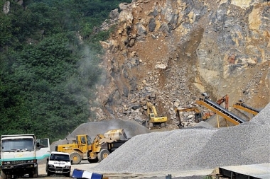 Gỡ vướng về đất đai, vật liệu xây dựng để triển khai các dự án đường bộ cao tốc và bất động sản