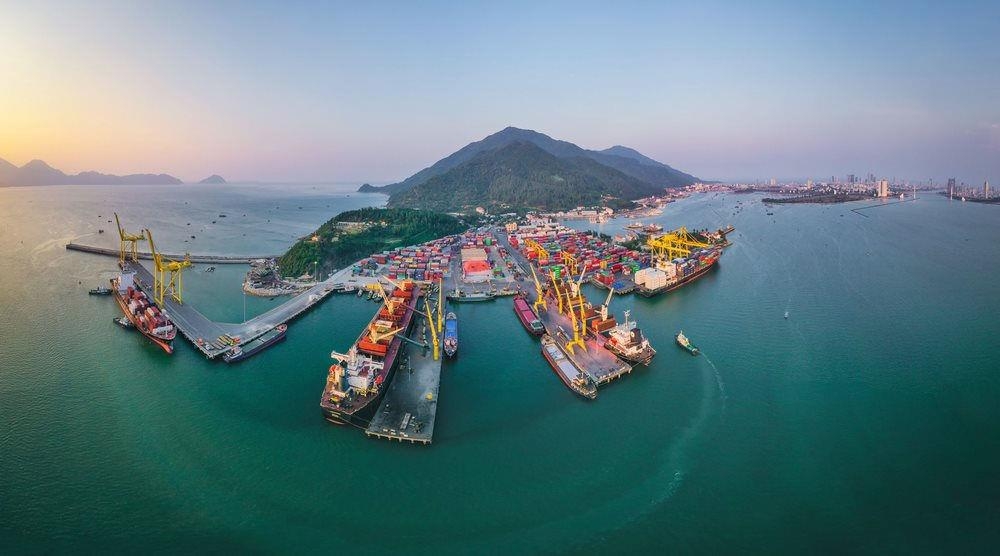 Phấn đấu đến năm 2030, phát triển được 3-4 trung tâm kinh tế biển mạnh hàng đầu ở Đông Nam Á Phấn đấu đến năm 2030, phát triển được 3-4 trung tâm kinh tế biển mạnh hàng đầu Đông Nam Á