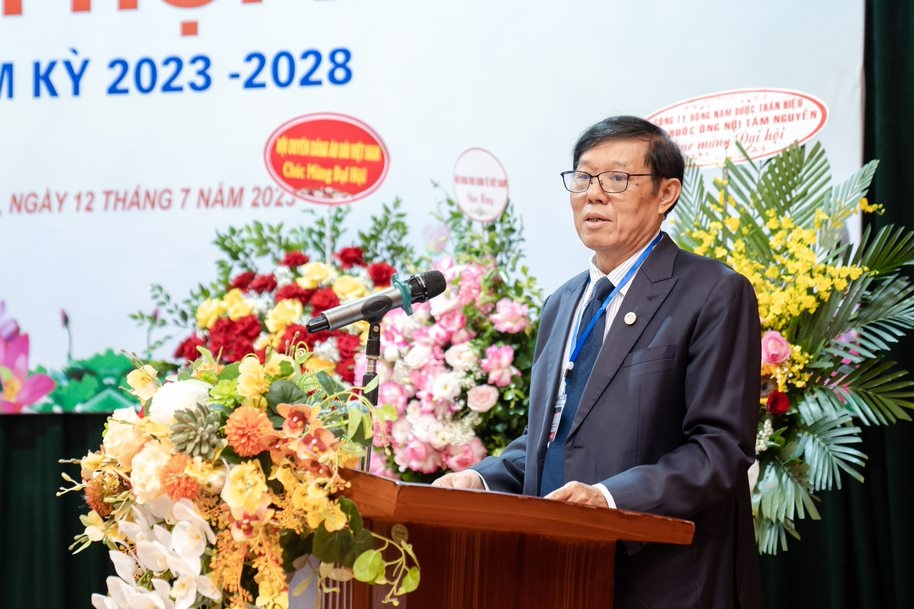 Ôông Bùi Tất Thắng - Phó chủ tịch kiêm Tổng Thư ký Hội  phát biểu khai mạc Đại hội Ôông Bùi Tất Thắng - Phó chủ tịch kiêm Tổng Thư ký Hội  phát biểu khai mạc Đại hội