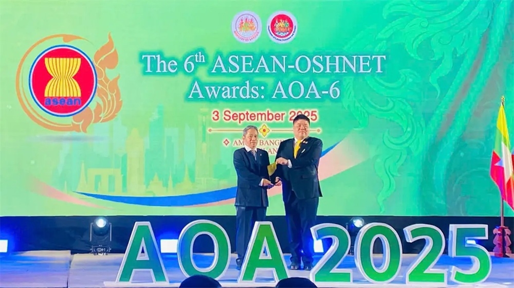 Ông Pongkawin Jungrungruangkit - Bộ trưởng Bộ Lao động  và Phúc lợi xã hội Thái Lan (đứng bên phải) trao giải thưởng cho đại diện Petrolimex Đà Nẵng (đứng bên trái).