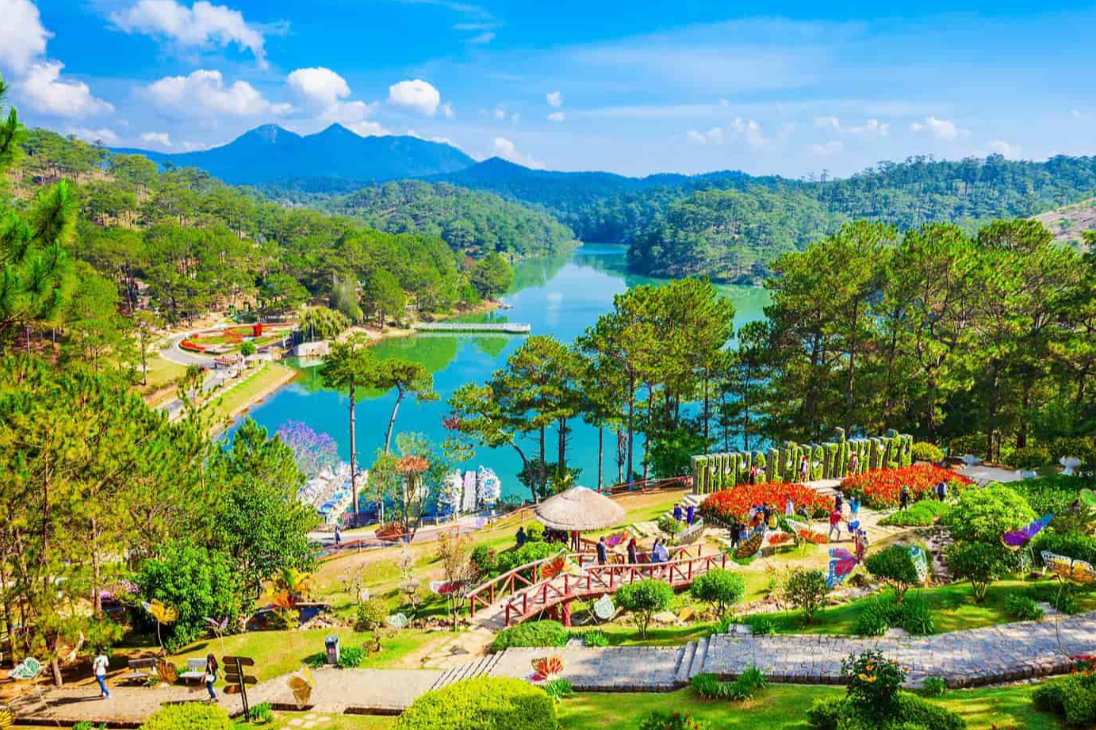 Ảnh hưởng của truyền thông mạng xã hội đến quyết định chọn điểm đến du lịch Đà Lạt của giới trẻ tại TP. Hồ Chí Minh
