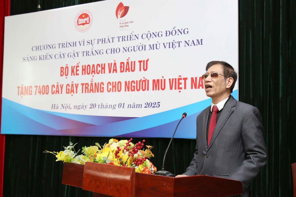 Bộ Kế hoạch và Đầu tư trao thêm 7.400 cây gậy trắng cho Hội Người mù Việt Nam