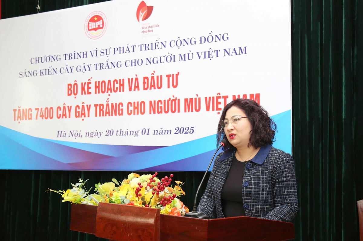 Bộ Kế hoạch và Đầu tư trao thêm 7.400 cây gậy trắng cho Hội Người mù Việt Nam