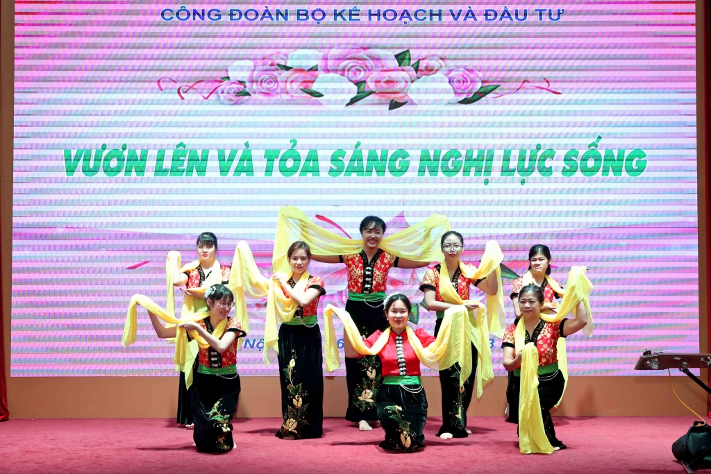 Sát cánh cùng phụ nữ vươn lên và tỏa sáng Sát cánh cùng phụ nữ vươn lên và tỏa sáng