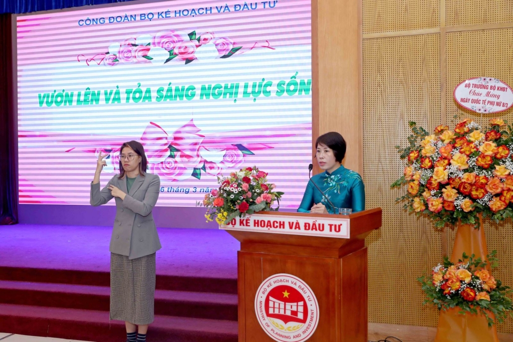 Sát cánh cùng phụ nữ vươn lên và tỏa sáng Sát cánh cùng phụ nữ vươn lên và tỏa sáng