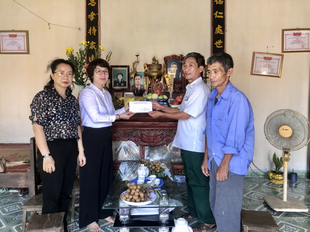 Tạp chí Kinh tế và Dự báo thăm và tặng quà gia đình liệt sỹ