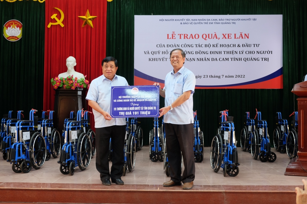 Hành trình về Quảng Trị tri ân các anh hùng, liệt sỹ Hành trình về Quảng Trị tri ân các anh hùng, liệt sỹ