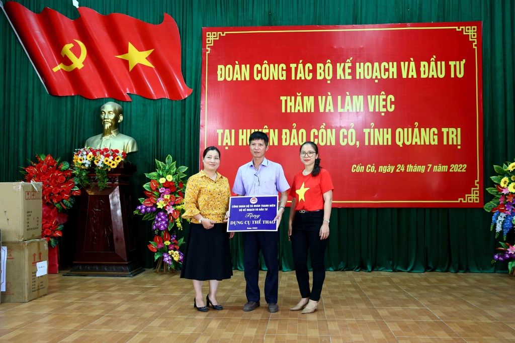 Hành trình về Quảng Trị tri ân các anh hùng, liệt sỹ Hành trình về Quảng Trị tri ân các anh hùng, liệt sỹ