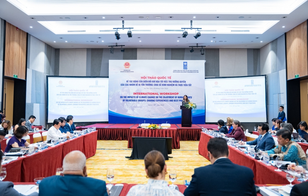 Bảo đảm nhân quyền trong bối cảnh biến đổi khí hậu Bảo đảm nhân quyền trong bối cảnh biến đổi khí hậu