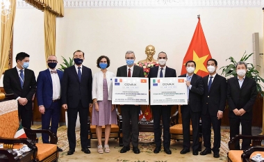 Pháp và Italia tiếp tục viện trợ vaccine cho Việt Nam