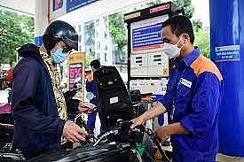 Giá xăng tăng gần 1.000 đồng mỗi lít