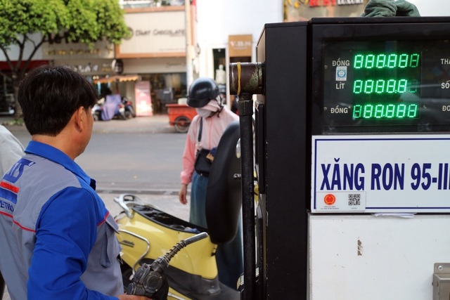 Sau giảm giá, xăng E5 RON 92 còn 20.131 đồng/lít từ chiều nay