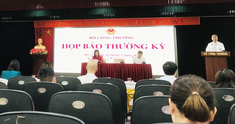 Quan điểm của Bộ Công Thương trước vấn đề giảm 50% lệ phí trước bạ ô tô