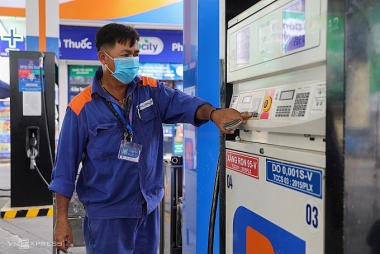 Từ chiều nay (5/9), giá xăng E5 RON 92 giảm còn 23.350 đồng/lít
