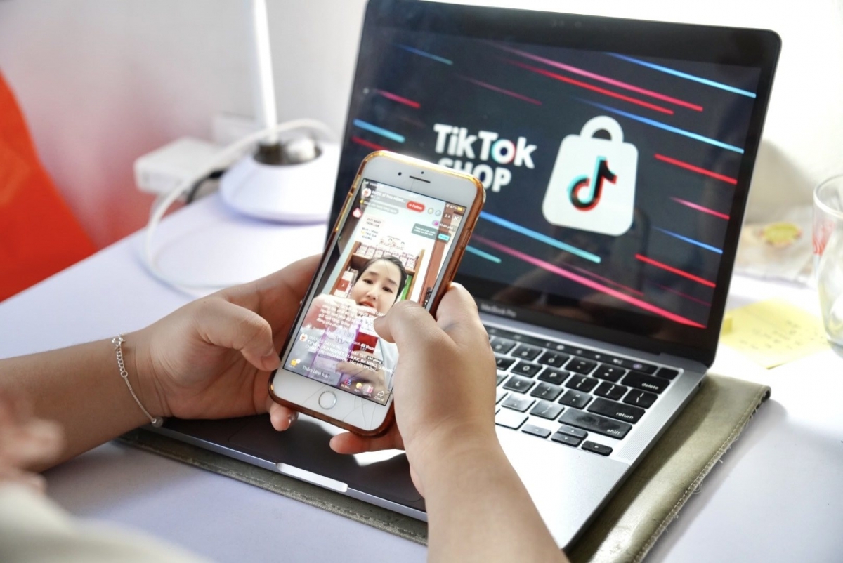 Các yếu tố tác động đến quyết định mua hàng của người xem qua livestream trên nền tảng thương mại điện tử: Nghiên cứu trường hợp Shopee, Tiktok