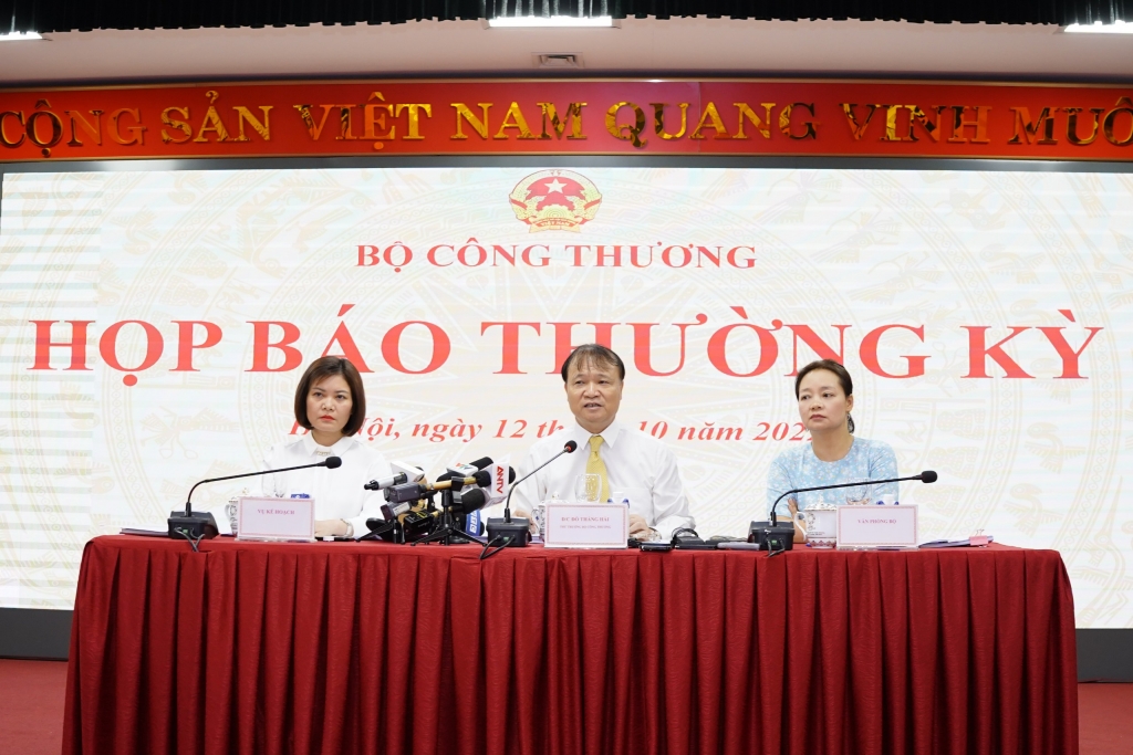 Nhiều vấn đề về kinh doanh xăng dầu được Bộ Công Thương giải đáp trước báo giới Nhiều vấn đề về kinh doanh xăng dầu được Bộ Công Thương giải đáp trước báo giới