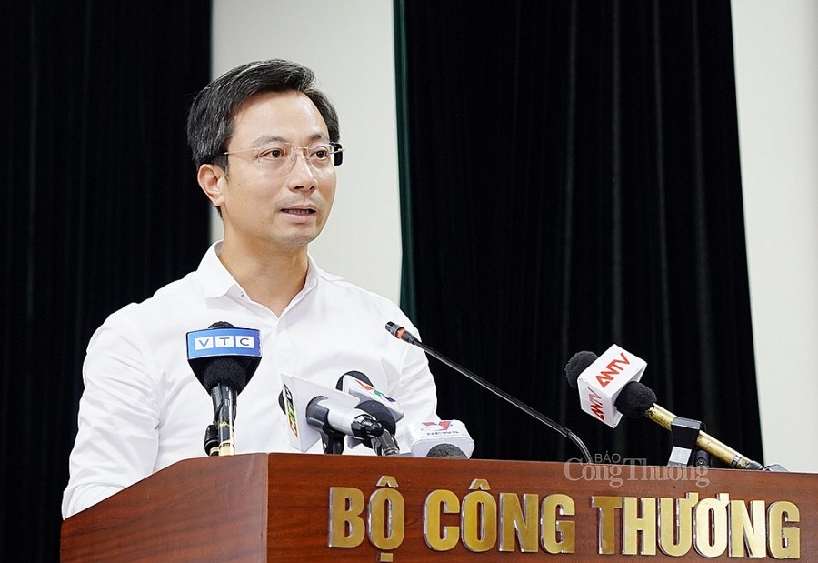 Nhiều vấn đề về kinh doanh xăng dầu được Bộ Công Thương giải đáp trước báo giới Nhiều vấn đề về kinh doanh xăng dầu được Bộ Công Thương giải đáp trước báo giới
