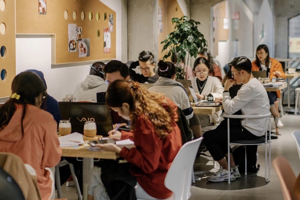 Ảnh hưởng của eWOM qua mạng xã hội đến ý định lựa chọn quán cà phê của Gen Z trên địa bàn Hà Nội