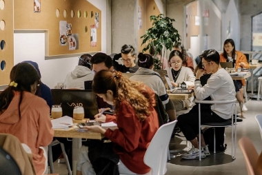 Ảnh hưởng của eWOM qua mạng xã hội đến ý định lựa chọn quán cà phê của Gen Z trên địa bàn Hà Nội