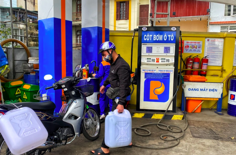 Không có quy định cấm người tiêu dùng mua xăng bằng chai, can đem về