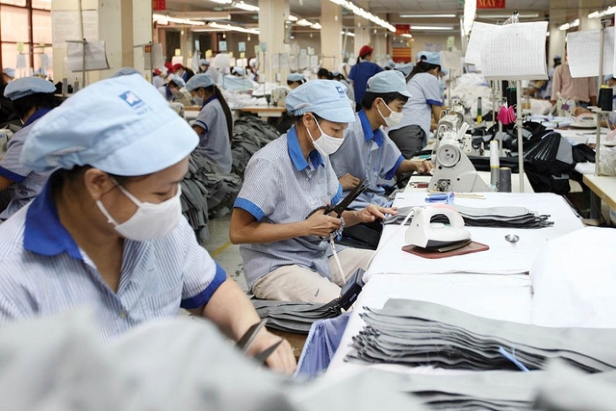 Tác động của đầu tư trực tiếp nước ngoài và độ mở thương mại đến sự phát triển của doanh nghiệp nhỏ và vừa tại Việt Nam